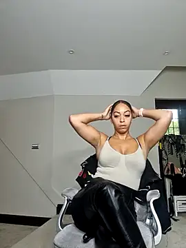 QueenTricks1 online show from October 13, 2025, 1:33 pm