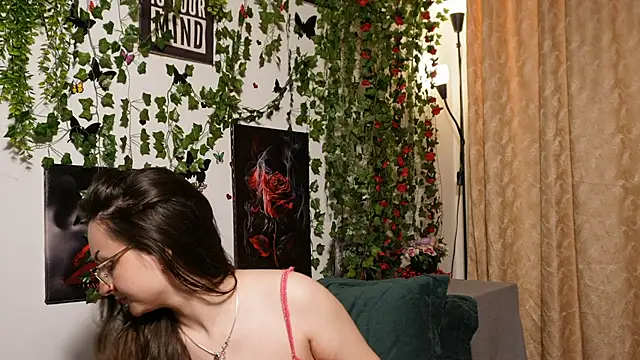 NaughtYHomemadE online show from November 8, 2025, 10:04 am