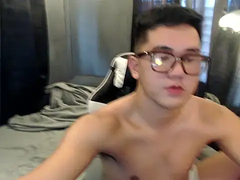 xgregor07 online show from November 14, 2025, 4:55 am