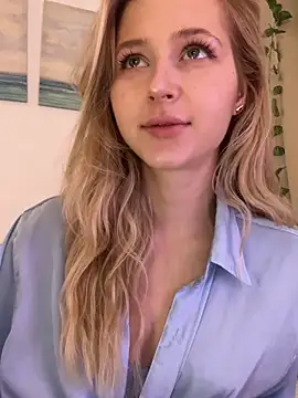 LunaRase online show from October 5, 2025, 9:07 am