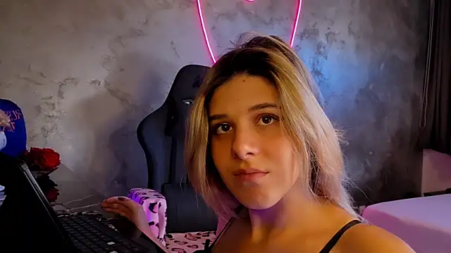 Snapshot of LeylaRosse chatting on September 29, 2025, 7:24 am LeylaRosse online show from September 29, 2025, 7:24 am