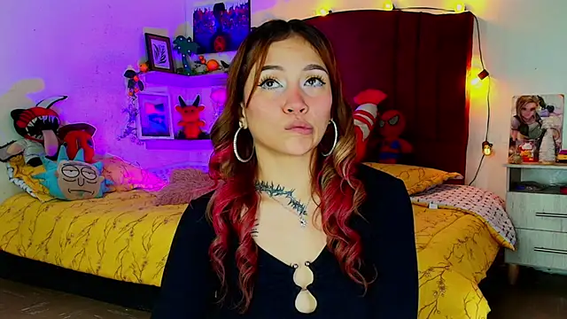 alisson zafiro  online show from November 24, 2025, 3:17 am