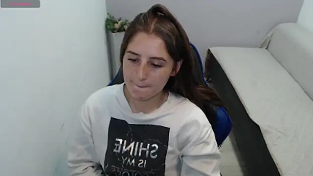 valerie diaz1 online show from November 10, 2025, 1:43 pm