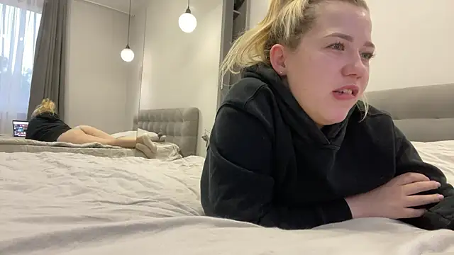 Embersweetbunny online show from October 3, 2025, 4:42 am