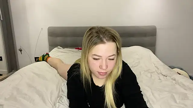 Embersweetbunny online show from November 30, 2025, 5:55 am