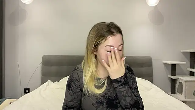 Embersweetbunny online show from January 6, 2026, 6:39 am