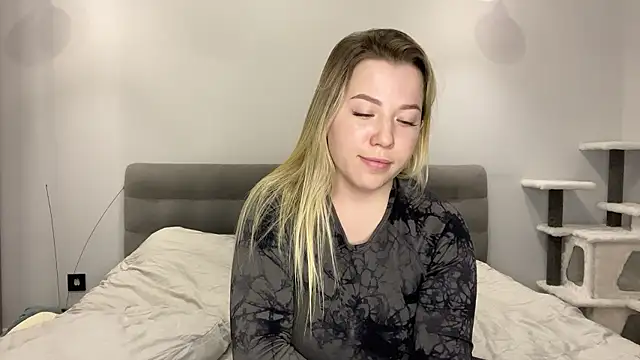 Embersweetbunny online show from January 7, 2026, 6:43 pm