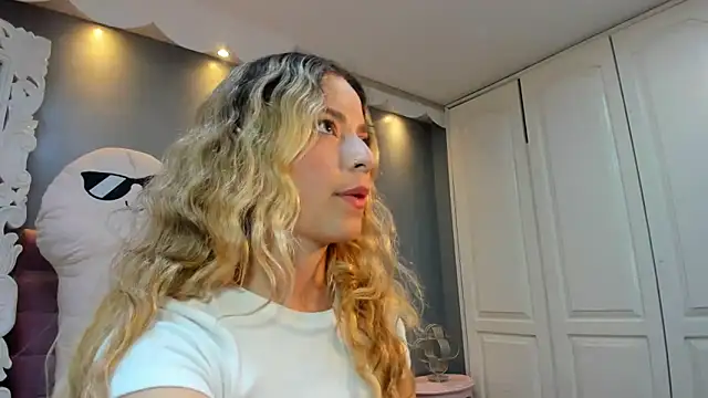 IssadoraJames online show from November 11, 2025, 8:09 pm