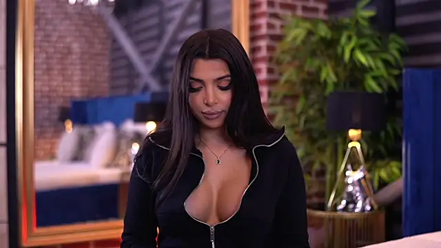 Snapshot of NicoleCellini chatting on October 15, 2025, 6:08 pm NicoleCellini online show from October 15, 2025, 6:08 pm