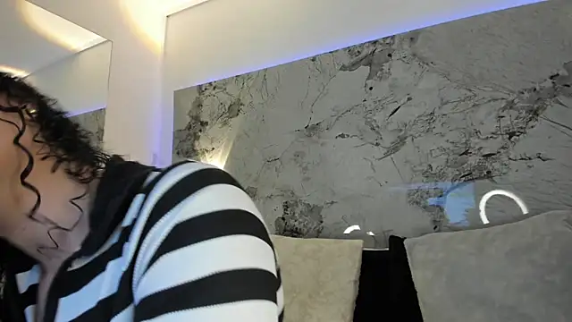 LIZ HOLMES online show from December 1, 2025, 10:53 am