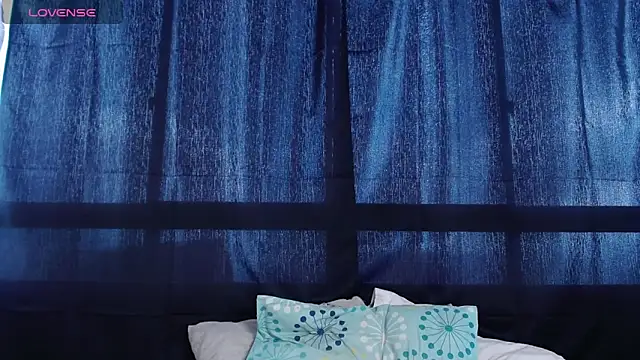 Snapshot of MiaStor chatting on November 10, 2025, 8:52 pm MiaStor online show from November 10, 2025, 8:52 pm