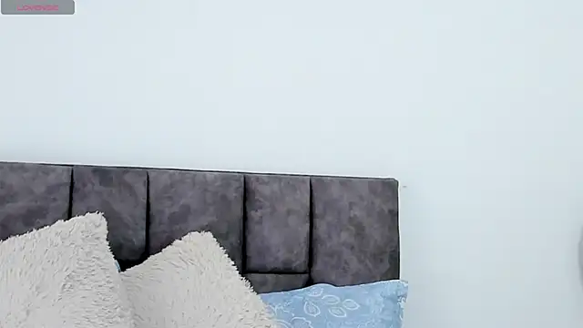 VeronicaTonu online show from February 18, 2025, 3:21 pm