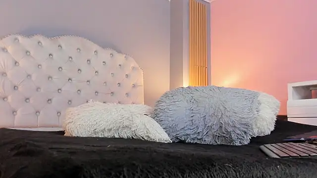 RamonaSimons online show from September 29, 2025, 8:24 pm