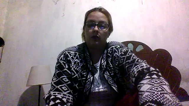 Snapshot of Samanthat33 chatting on November 18, 2025, 4:39 am Samanthat33 online show from November 18, 2025, 4:39 am