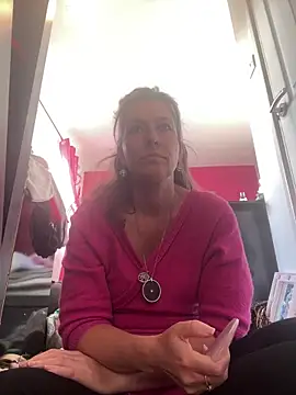 Snapshot of Lwhite1 chatting on October 20, 2025, 3:45 pm Lwhite1 online show from October 20, 2025, 3:45 pm