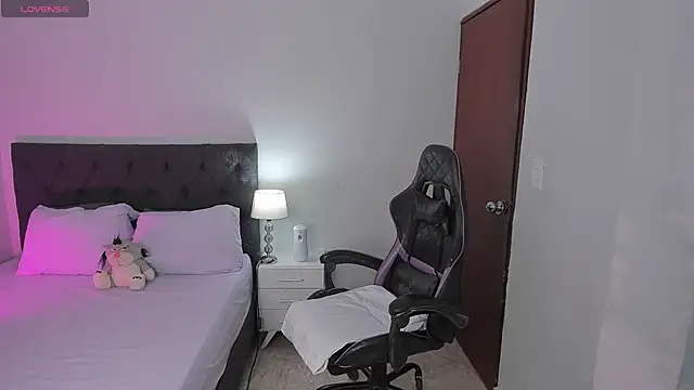 evelyn 23 online show from October 21, 2025, 2:29 pm