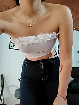 merlinaadams  online show from October 31, 2025, 1:34 pm