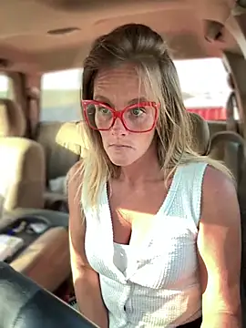 vixendoll87 online show from March 13, 2025, 10:21 pm