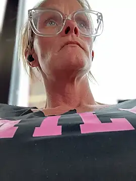 vixendoll87 online show from March 19, 2025, 8:32 pm