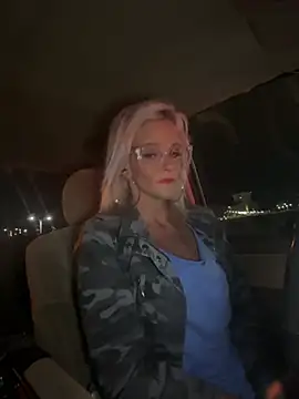 Snapshot of vixendoll87 chatting on January 18, 2026, 12:25 am vixendoll87 online show from January 18, 2026, 12:25 am