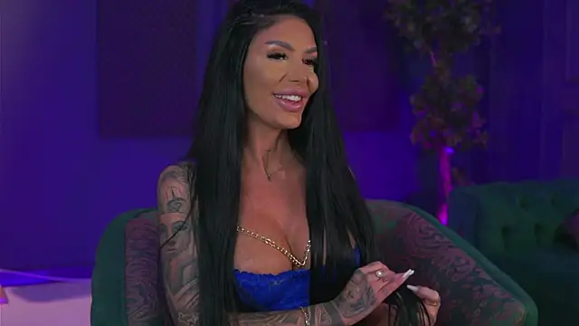 Snapshot of RaquelleVon chatting on December 12, 2024, 9:48 pm RaquelleVon online show from December 12, 2024, 9:48 pm