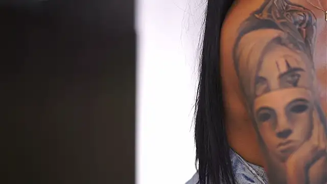 Snapshot of RaquelleVon chatting on January 12, 2025, 10:01 pm RaquelleVon online show from January 12, 2025, 10:01 pm