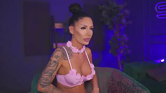 Snapshot of RaquelleVon chatting on January 29, 2025, 10:11 pm RaquelleVon online show from January 29, 2025, 10:11 pm