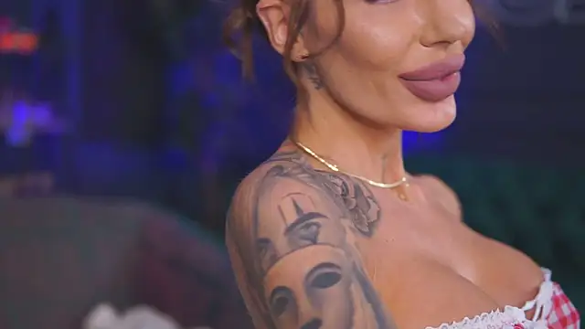 Snapshot of RaquelleVon chatting on February 18, 2025, 7:19 pm RaquelleVon online show from February 18, 2025, 7:19 pm