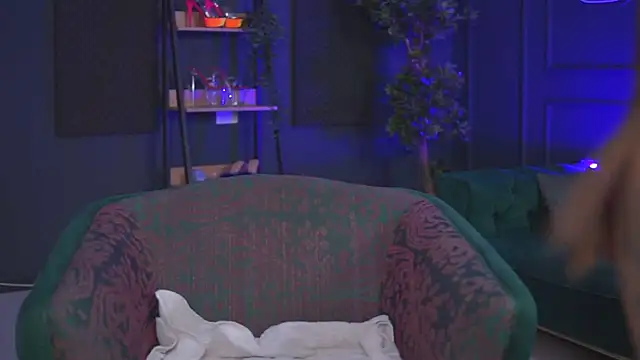 Snapshot of RaquelleVon chatting on February 20, 2025, 7:41 pm RaquelleVon online show from February 20, 2025, 7:41 pm