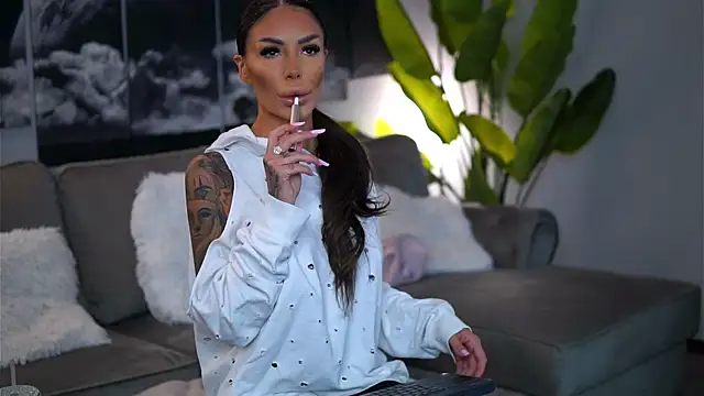 Snapshot of RaquelleVon chatting on September 26, 2025, 7:01 am RaquelleVon online show from September 26, 2025, 7:01 am