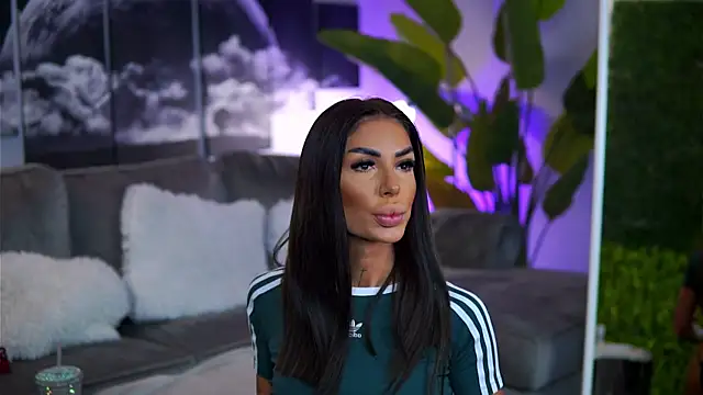 Snapshot of RaquelleVon chatting on October 16, 2025, 8:37 am RaquelleVon online show from October 16, 2025, 8:37 am