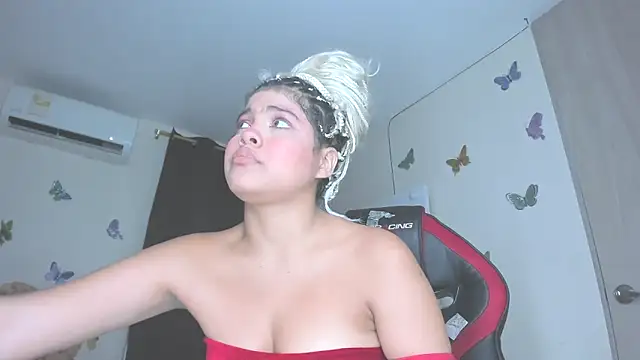 sofiacastillo01 online show from October 13, 2025, 4:18 pm