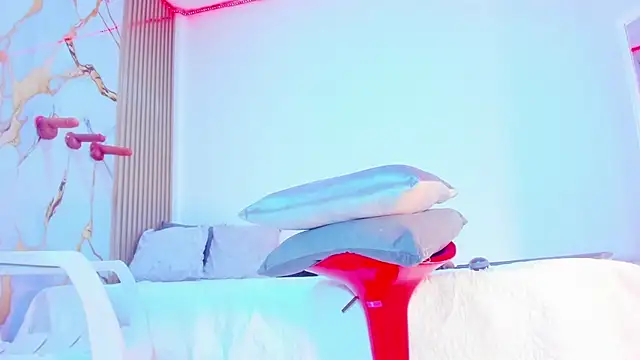 YUSELFI ROSS  online show from October 24, 2025, 12:12 pm