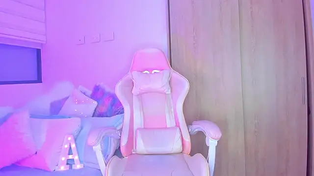 angelinalodge1 online show from February 17, 2025, 2:20 am