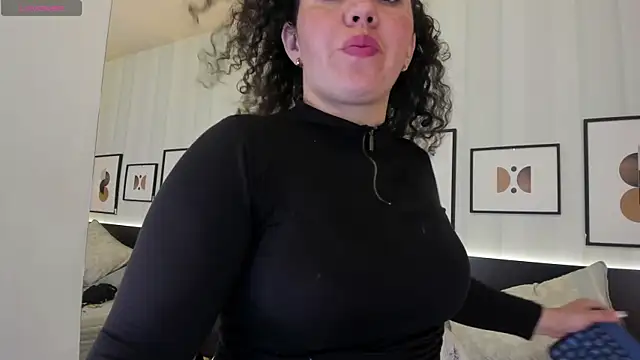 Valeria  soler online show from March 13, 2025, 1:29 pm