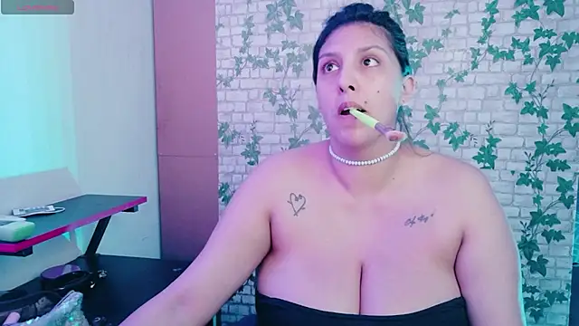 Snapshot of MIABOOBS__ chatting on October 16, 2025, 6:03 am MIABOOBS online show from October 16, 2025, 6:03 am