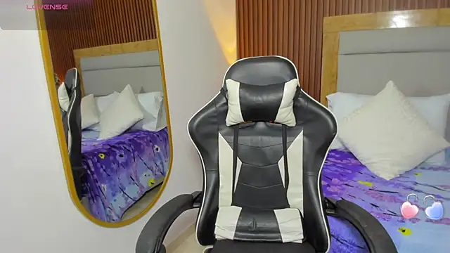 aurora rodriguez online show from November 11, 2025, 12:38 pm