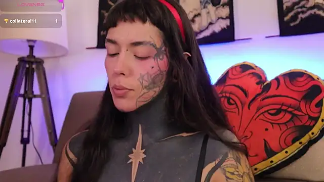 Snapshot of SylveonFox chatting on November 10, 2025, 5:34 pm SylveonFox online show from November 10, 2025, 5:34 pm