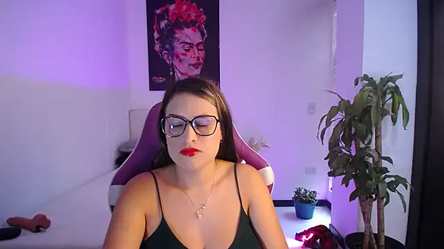 esmeraldaa230 online show from October 30, 2025, 7:47 pm