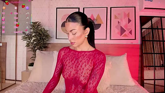 Snapshot of LunaRuso chatting on February 16, 2026, 7:43 pm LunaRuso online show from February 16, 2026, 7:43 pm