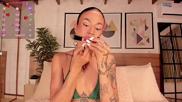 Snapshot of LunaRuso chatting on February 19, 2026, 7:32 pm LunaRuso online show from February 19, 2026, 7:32 pm