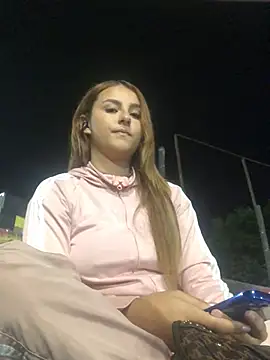 Valeriasaenzz  online show from March 18, 2025, 1:32 am