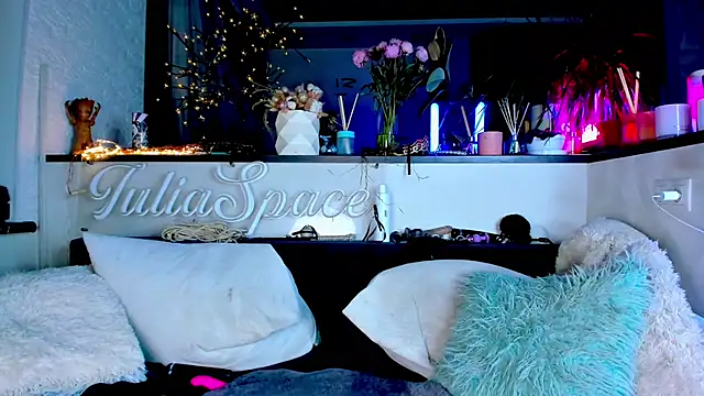  JuliaSpace  online show from January 30, 2025, 10:51 pm