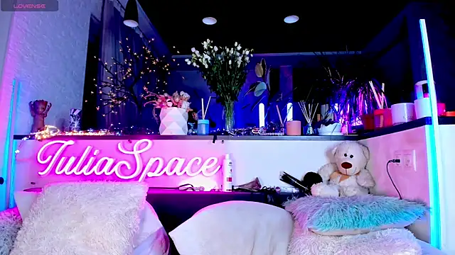  JuliaSpace  online show from February 15, 2025, 7:50 pm