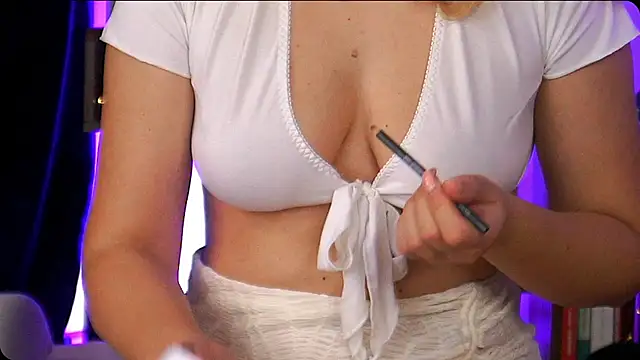 Snapshot of Bailey_Evans chatting on October 23, 2025, 4:23 am Bailey Evans online show from October 23, 2025, 4:23 am