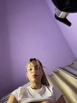 Snapshot of emiss_ chatting on February 15, 2026, 5:20 pm emiss online show from February 15, 2026, 5:20 pm