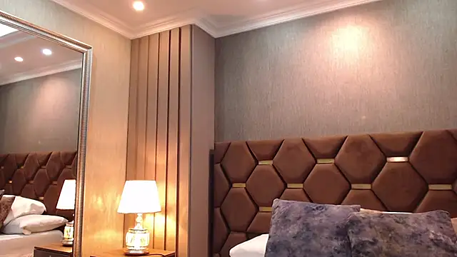 ThaniaJones online show from April 14, 2026, 11:49 am