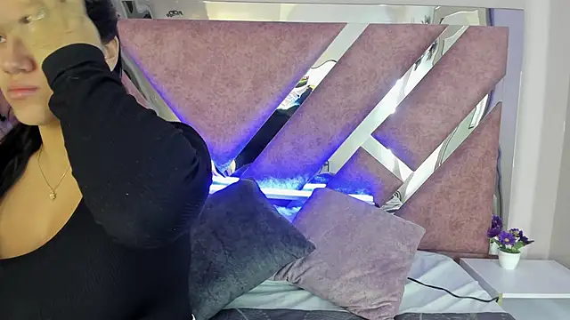 PaulinaDuarte online show from October 28, 2025, 10:52 am