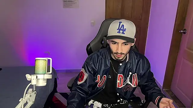 Snapshot of David_Brown18 chatting on February 4, 2025, 4:15 am David Brown18 online show from February 4, 2025, 4:15 am