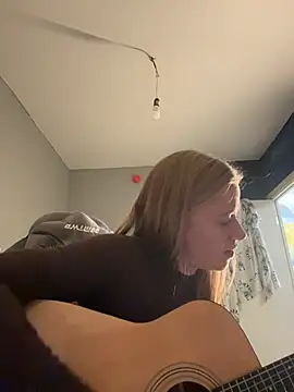 candy maggie online show from November 16, 2025, 7:41 pm